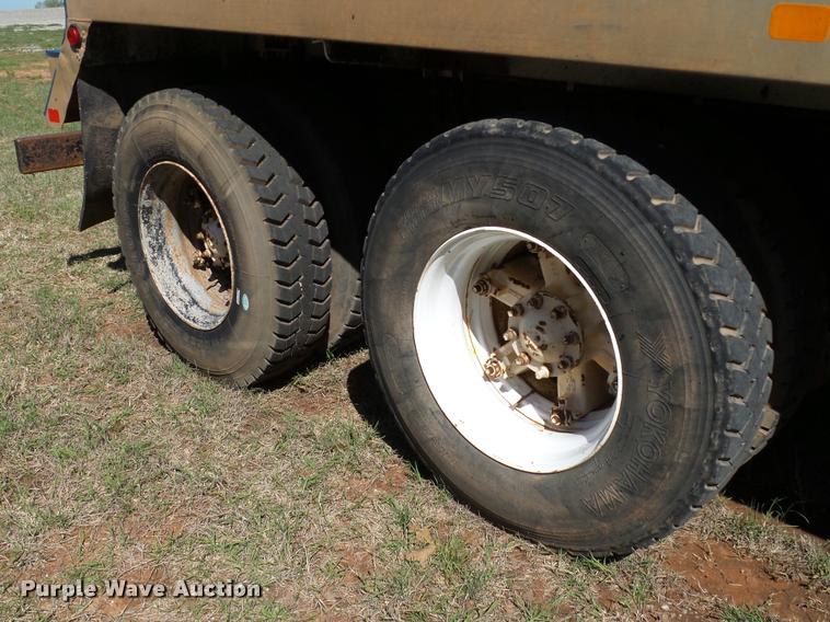 image for item DB4689 1993 International 9400 vacuum tank truck