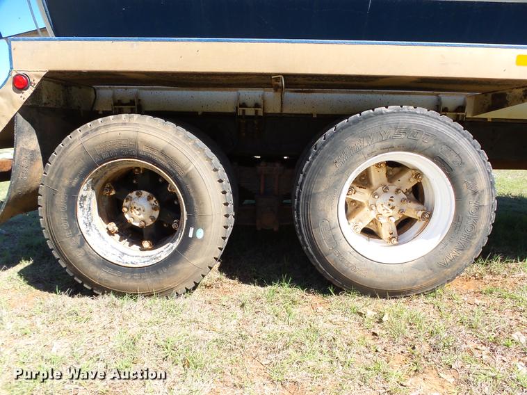 image for item DB4689 1993 International 9400 vacuum tank truck