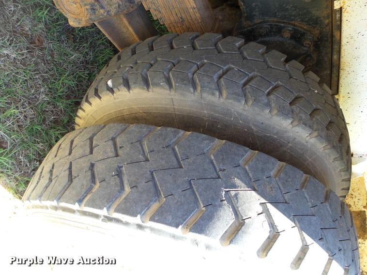 image for item DB4689 1993 International 9400 vacuum tank truck