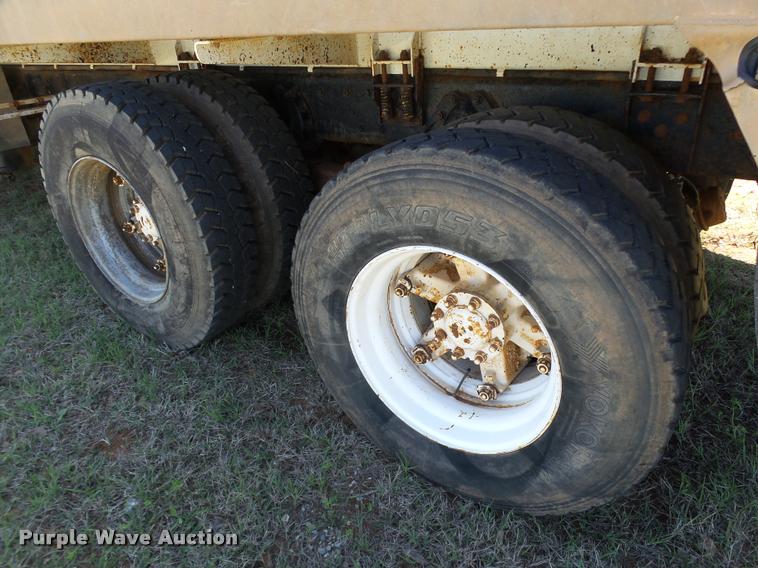 image for item DB4689 1993 International 9400 vacuum tank truck