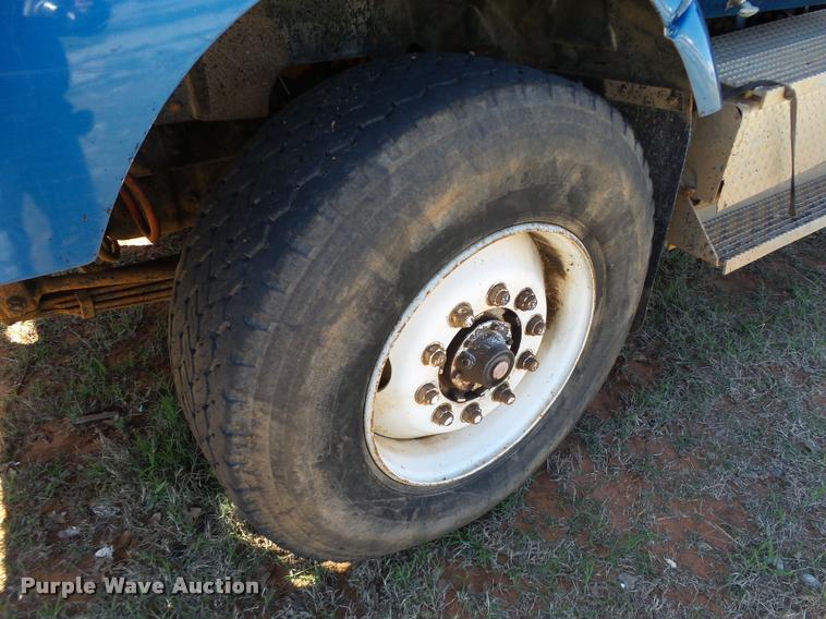 image for item DB4689 1993 International 9400 vacuum tank truck