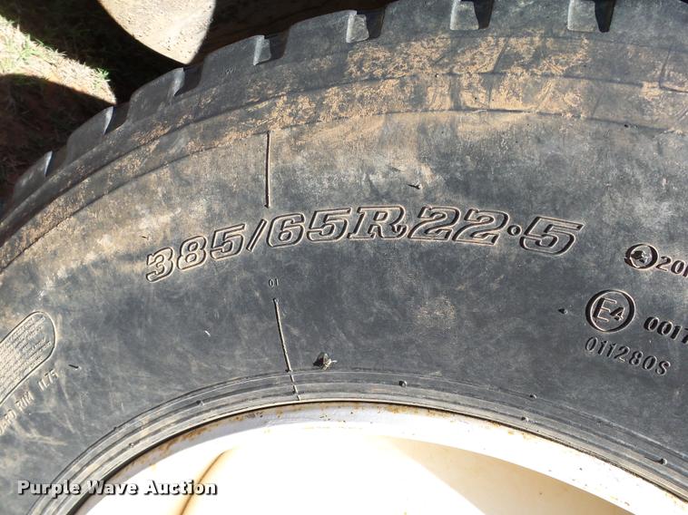 image for item DB4689 1993 International 9400 vacuum tank truck