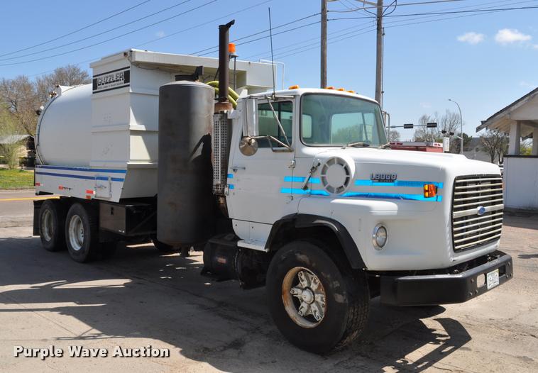 image for item DC6499 1990 Ford LTS8000 vacuum truck