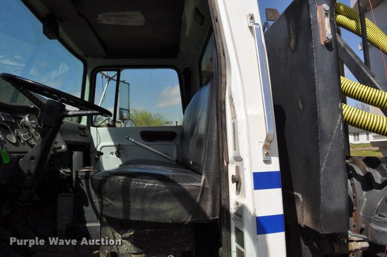 image for item DC6499 1990 Ford LTS8000 vacuum truck