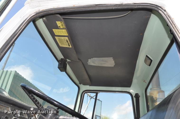 image for item DC6499 1990 Ford LTS8000 vacuum truck