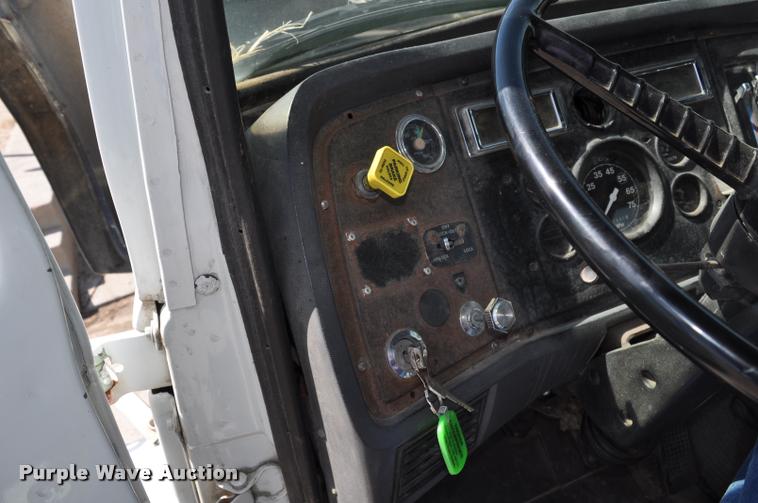 image for item DC6499 1990 Ford LTS8000 vacuum truck