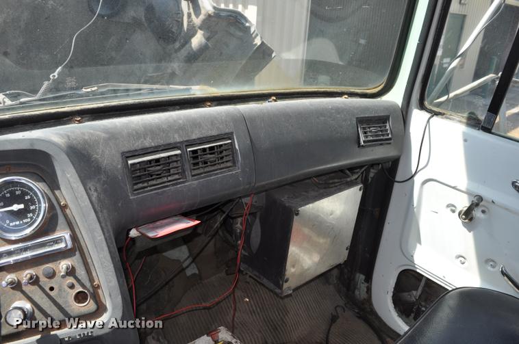 image for item DC6499 1990 Ford LTS8000 vacuum truck