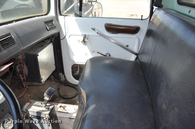 image for item DC6499 1990 Ford LTS8000 vacuum truck