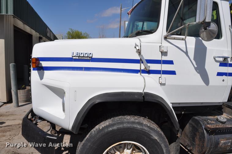 image for item DC6499 1990 Ford LTS8000 vacuum truck