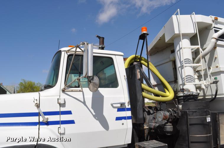 image for item DC6499 1990 Ford LTS8000 vacuum truck