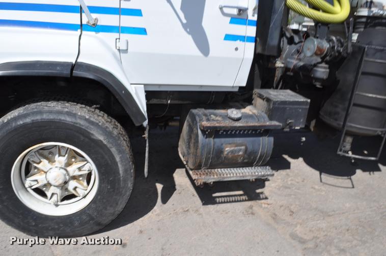 image for item DC6499 1990 Ford LTS8000 vacuum truck