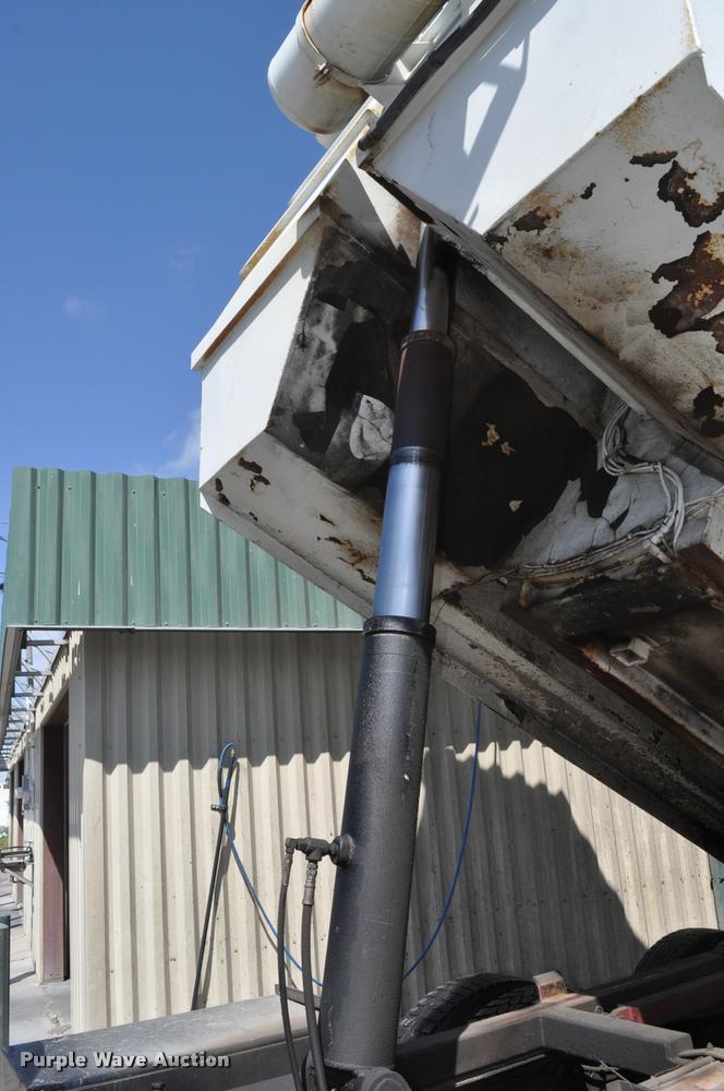 image for item DC6499 1990 Ford LTS8000 vacuum truck