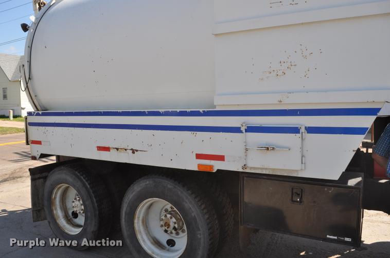 image for item DC6499 1990 Ford LTS8000 vacuum truck