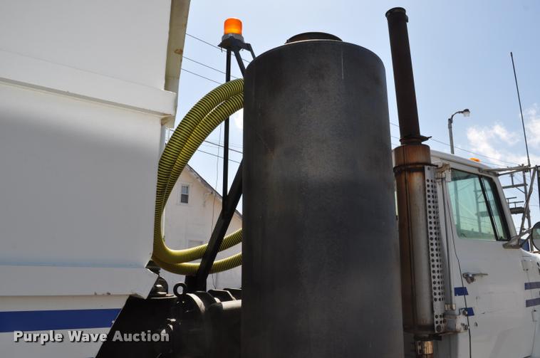 image for item DC6499 1990 Ford LTS8000 vacuum truck