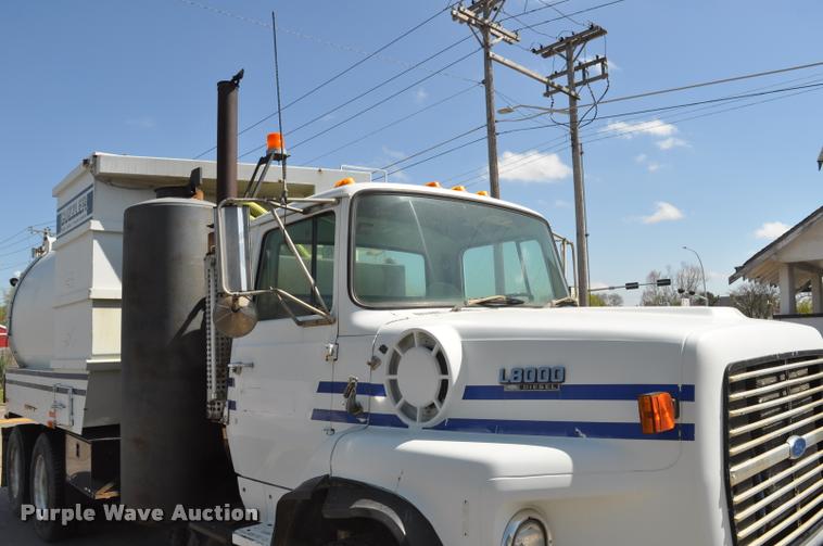 image for item DC6499 1990 Ford LTS8000 vacuum truck