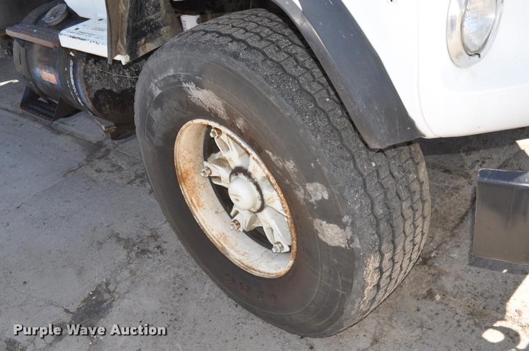 image for item DC6499 1990 Ford LTS8000 vacuum truck