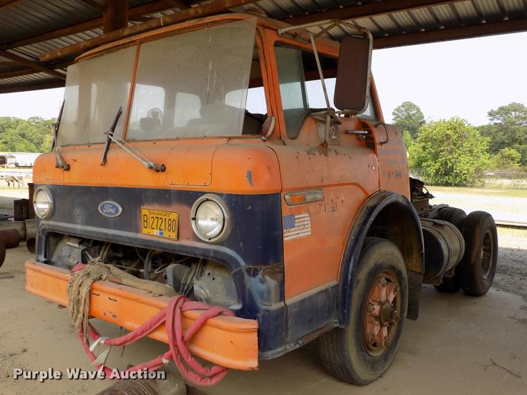 image for item DC7231 1987 Ford C800 truck chassis