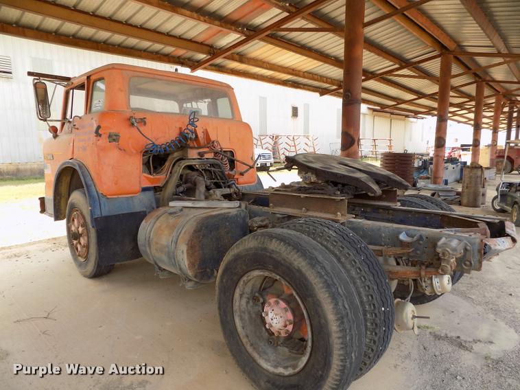 image for item DC7231 1987 Ford C800 truck chassis