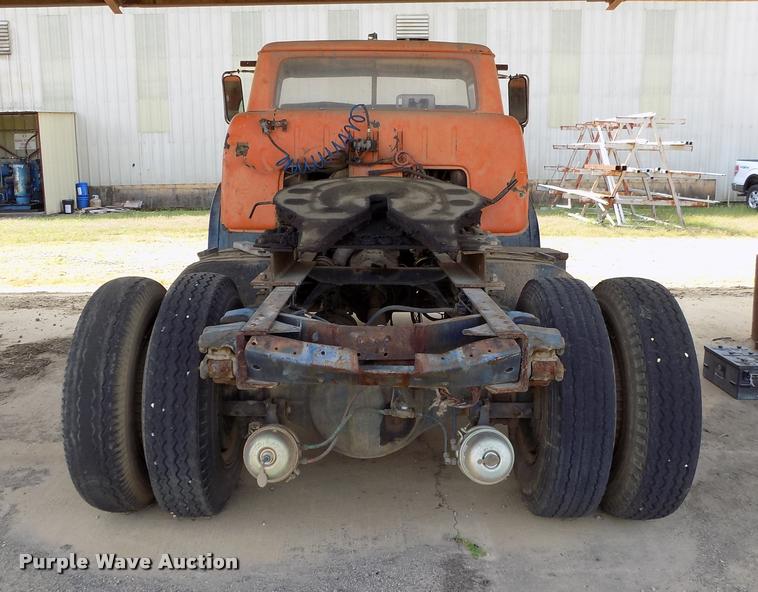 image for item DC7231 1987 Ford C800 truck chassis