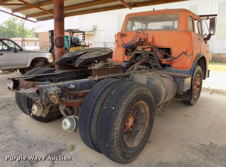 image for item DC7231 1987 Ford C800 truck chassis