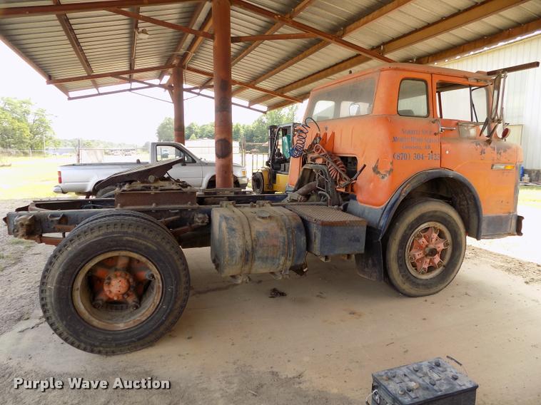 image for item DC7231 1987 Ford C800 truck chassis