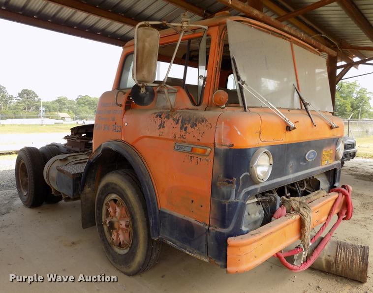 image for item DC7231 1987 Ford C800 truck chassis