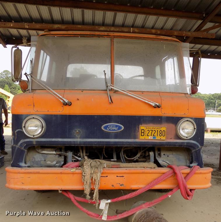 image for item DC7231 1987 Ford C800 truck chassis