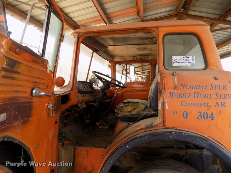 image for item DC7231 1987 Ford C800 truck chassis