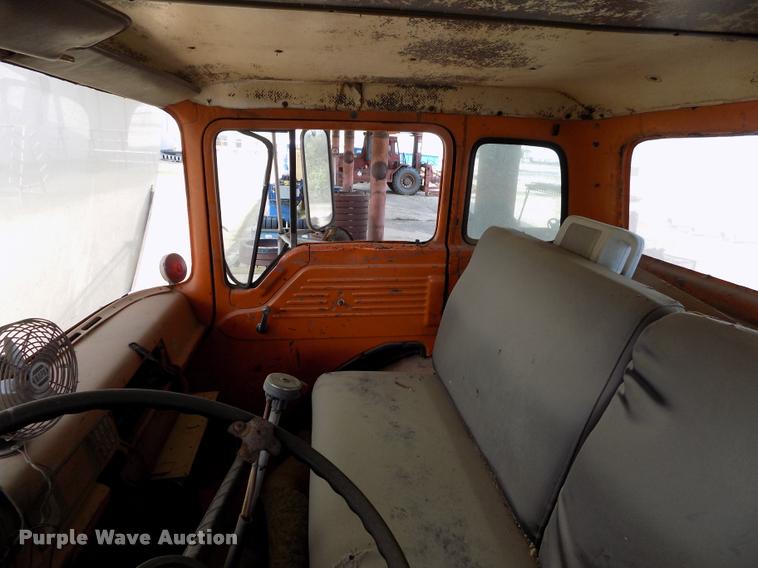 image for item DC7231 1987 Ford C800 truck chassis