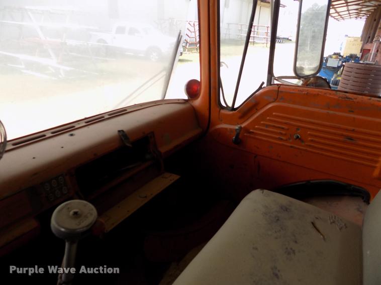 image for item DC7231 1987 Ford C800 truck chassis