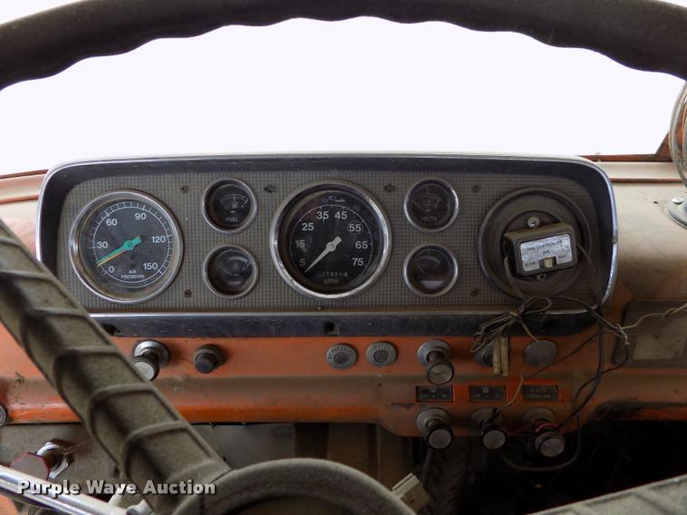 image for item DC7231 1987 Ford C800 truck chassis