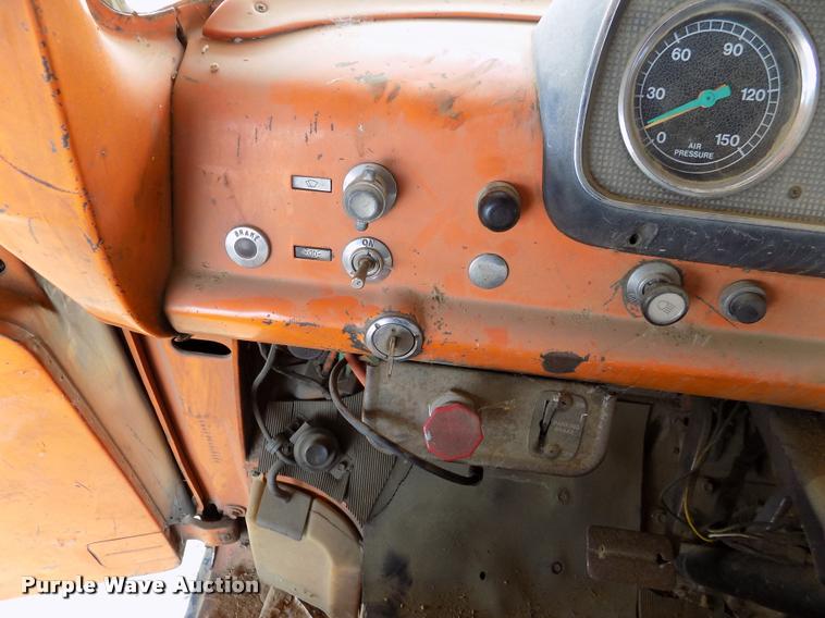 image for item DC7231 1987 Ford C800 truck chassis