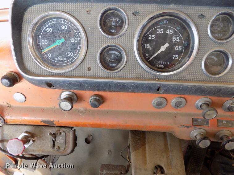 image for item DC7231 1987 Ford C800 truck chassis