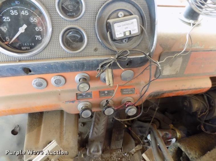 image for item DC7231 1987 Ford C800 truck chassis