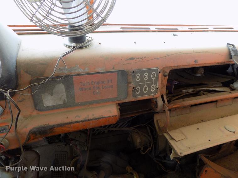 image for item DC7231 1987 Ford C800 truck chassis