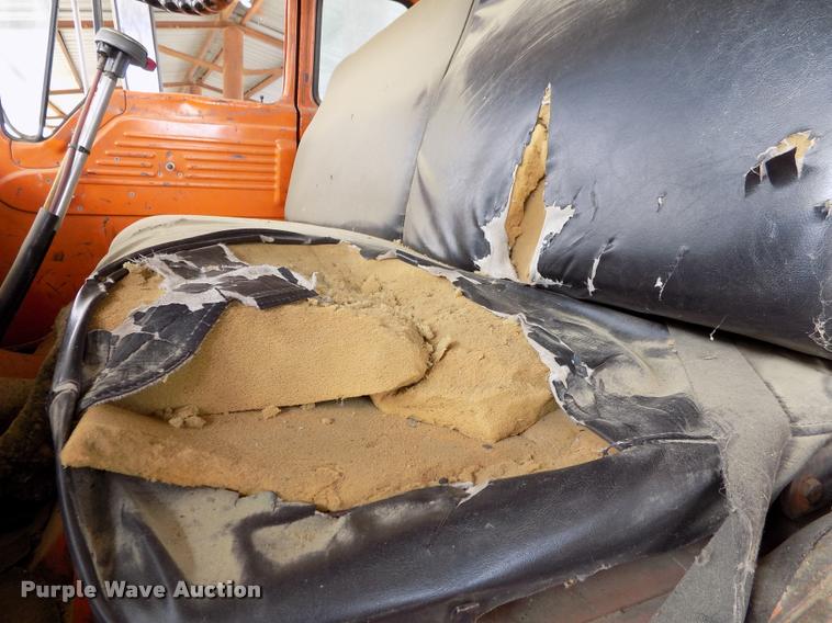 image for item DC7231 1987 Ford C800 truck chassis