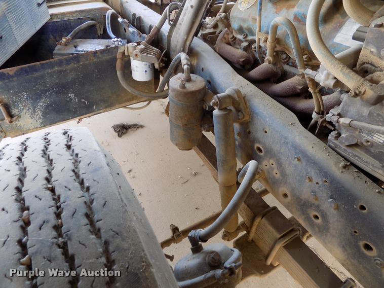 image for item DC7231 1987 Ford C800 truck chassis