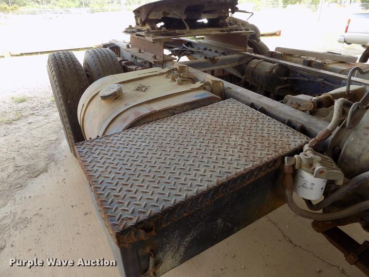 image for item DC7231 1987 Ford C800 truck chassis