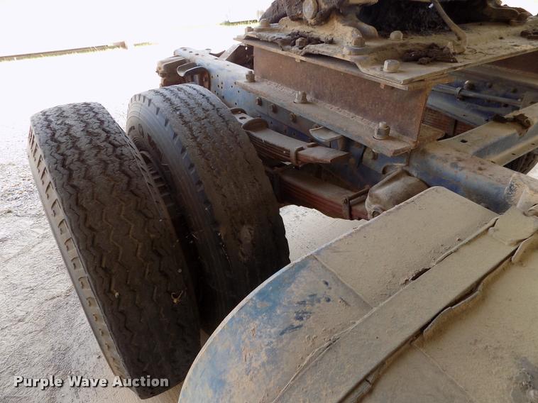 image for item DC7231 1987 Ford C800 truck chassis