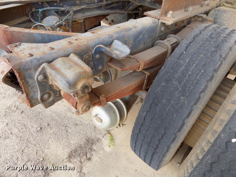 image for item DC7231 1987 Ford C800 truck chassis