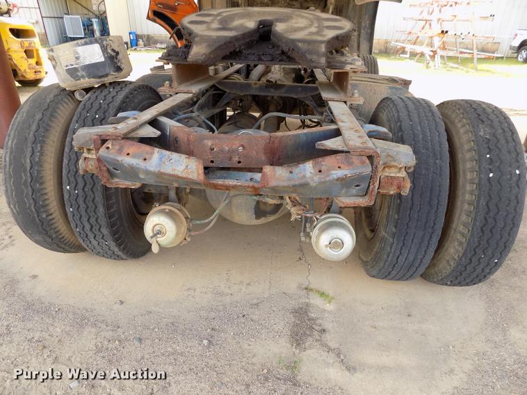 image for item DC7231 1987 Ford C800 truck chassis
