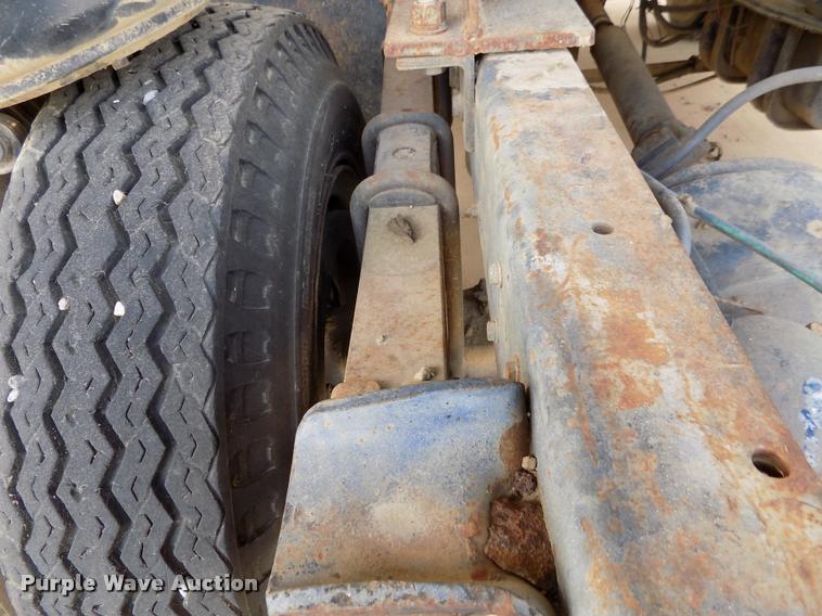 image for item DC7231 1987 Ford C800 truck chassis