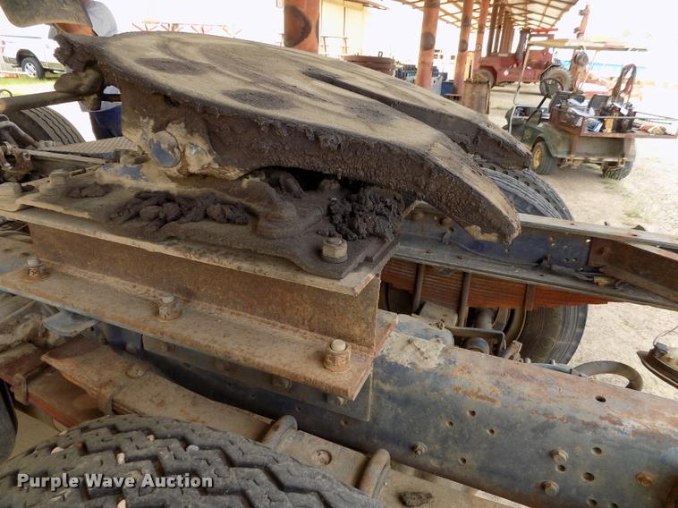 image for item DC7231 1987 Ford C800 truck chassis