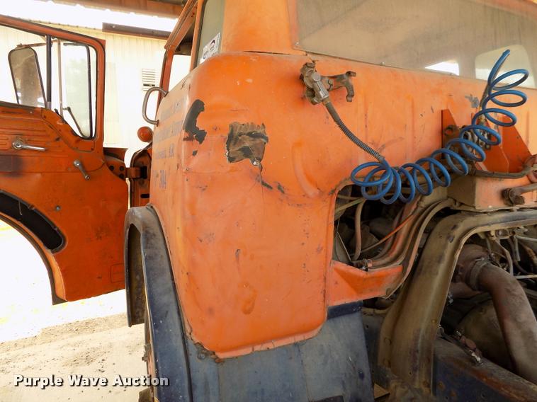 image for item DC7231 1987 Ford C800 truck chassis