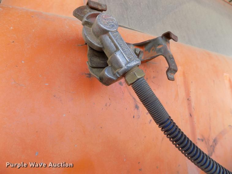 image for item DC7231 1987 Ford C800 truck chassis