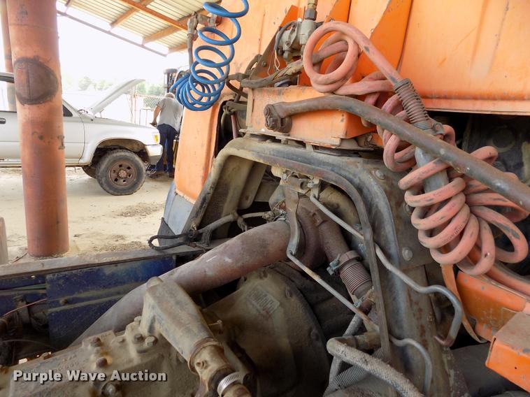 image for item DC7231 1987 Ford C800 truck chassis