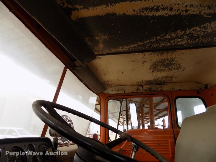 image for item DC7231 1987 Ford C800 truck chassis