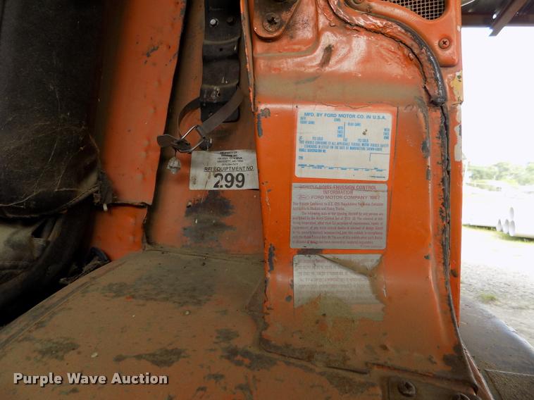 image for item DC7231 1987 Ford C800 truck chassis