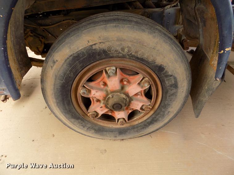 image for item DC7231 1987 Ford C800 truck chassis