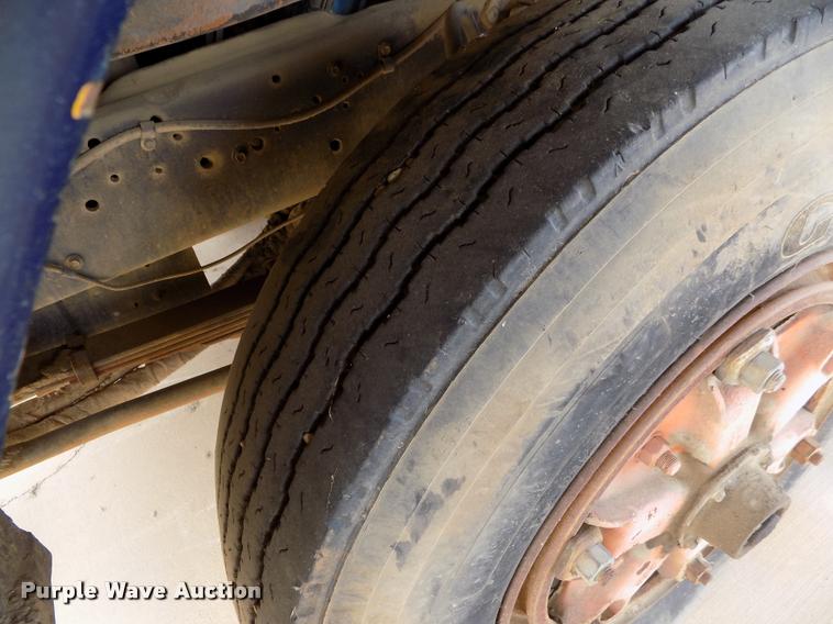 image for item DC7231 1987 Ford C800 truck chassis